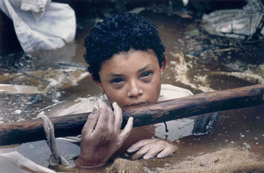 Omayra Sánchez: Een dapper Colombiaans meisje gevangen in de vulkanische modderstroom van de Armero-tragedie 2