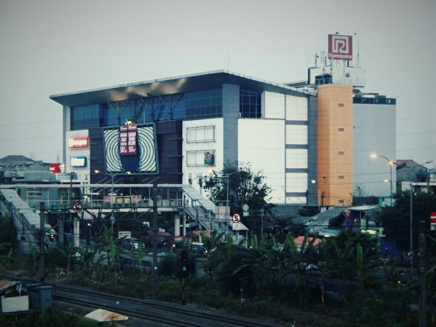 Câu chuyện bi thảm đằng sau trung tâm mua sắm ma ám Klender ở Jakarta 5