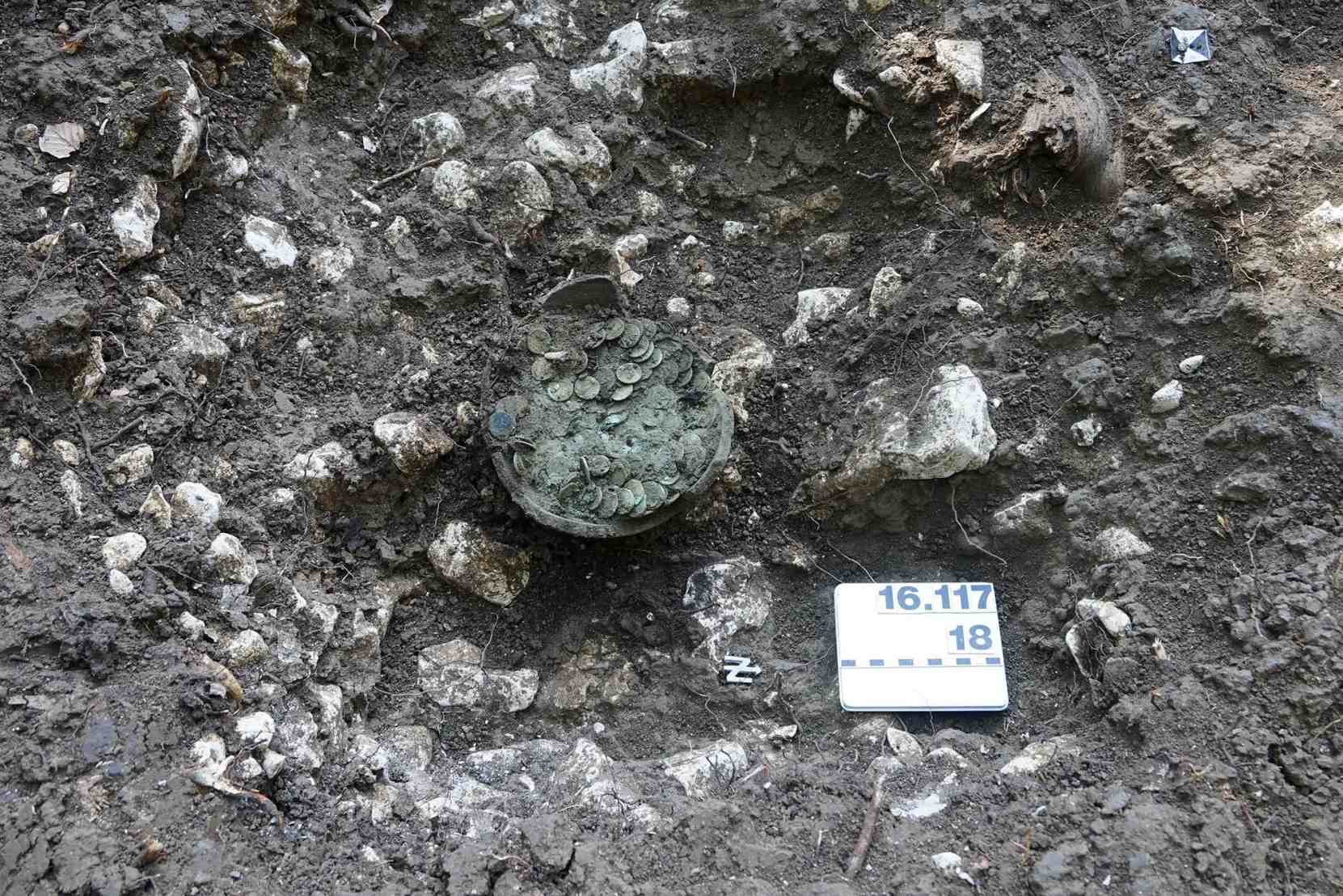 점토 항아리에는 1,290개의 로마 동전이 들어 있었습니다.