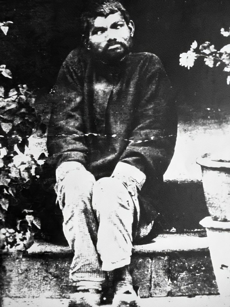 Vlčí dítě Dina Sanichar, vyfotografováno v roce 1875, osm let po jeho objevení.