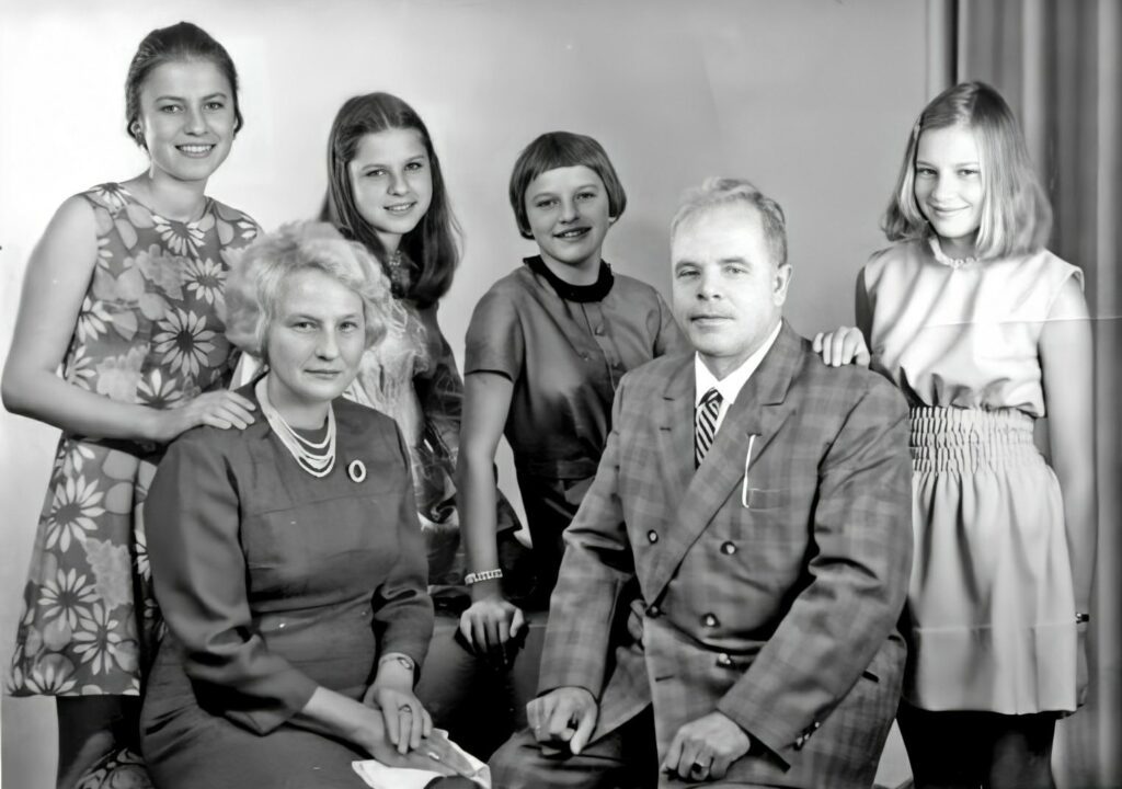 Аннелиз Мишель (слева, короткое платье с цветочным принтом) с семьей. Экзорцизм