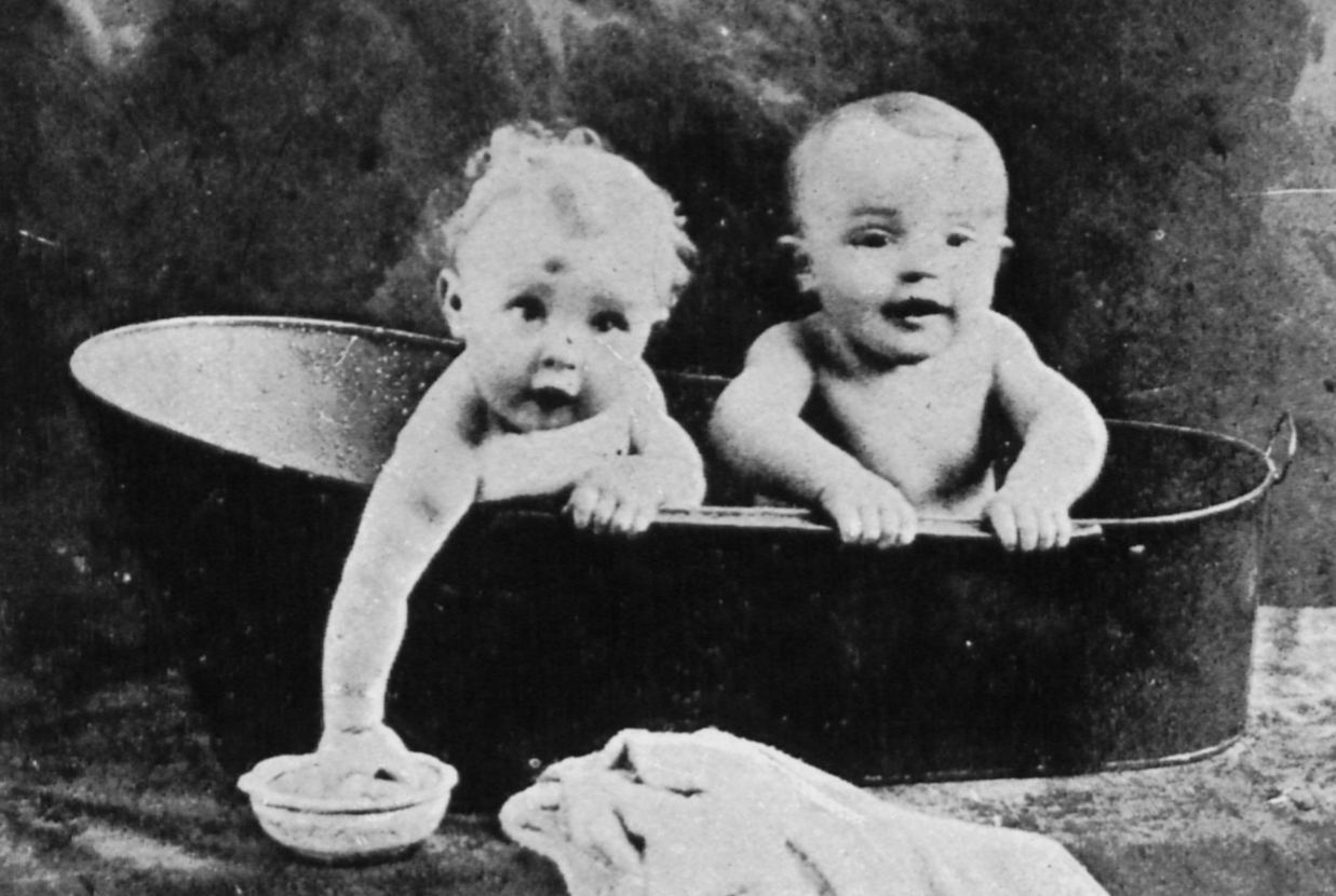 ჯუნი და ჯენიფერ გიბონსი: "ჩუმი ტყუპების" უცნაური ამბავი 1