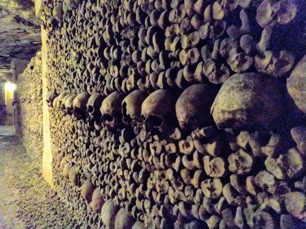 Catacombs: पॅरिस 3 च्या रस्त्यांखाली मृतांचे साम्राज्य