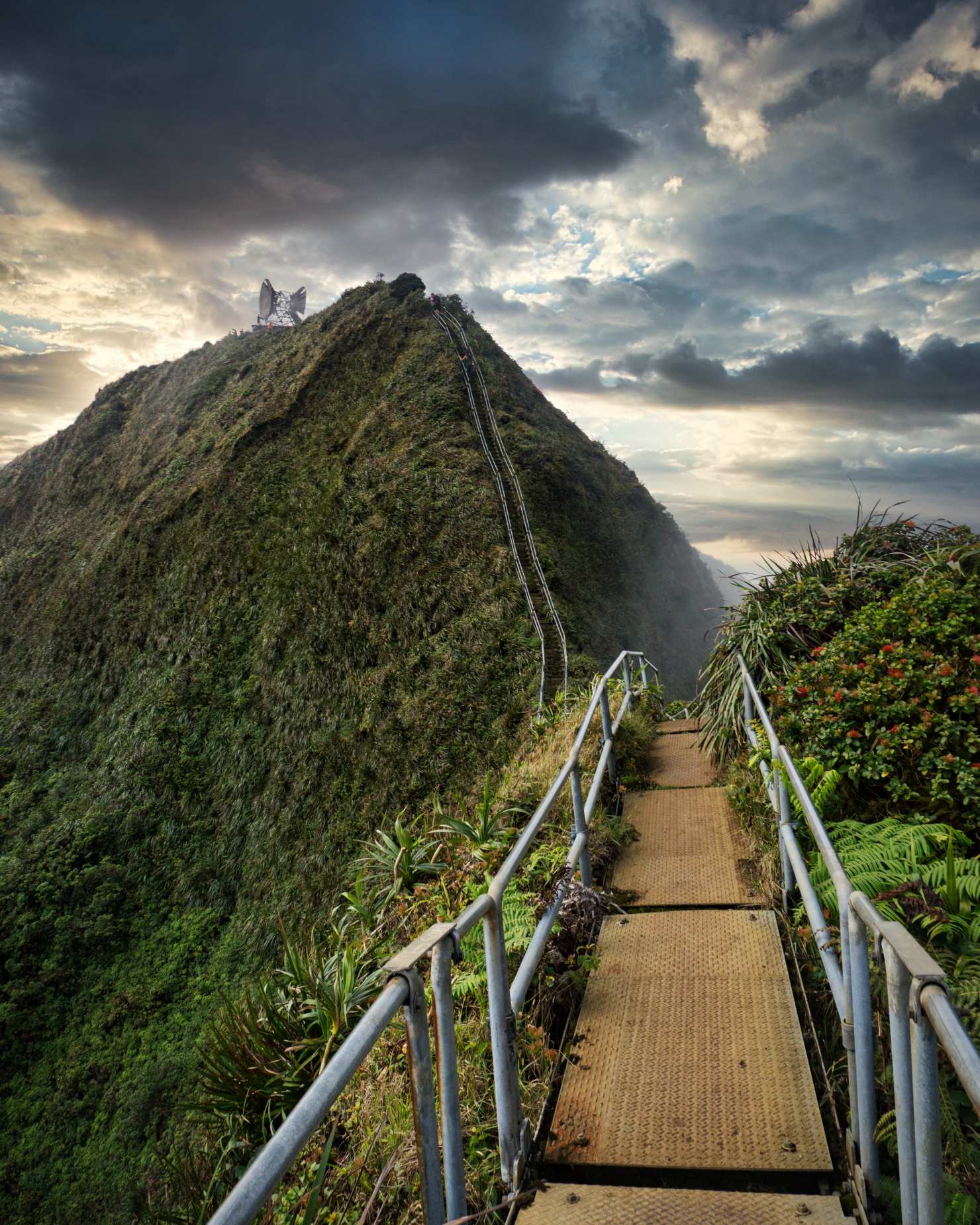 A Escada Haiku, também conhecida como "Escada para o Céu", é uma estrutura de aço traiçoeira e sedutora composta por 3,922 degraus. Originalmente construída em 1942, as escadas forneciam acesso à ultrassecreta Estação de Rádio Haʻikū, uma instalação de comunicação da Marinha dos EUA durante a Segunda Guerra Mundial. Essas escadas abrangem a majestosa cordilheira Ko'olau, oferecendo vistas panorâmicas de tirar o fôlego de Kaneohe e da Baía de Kaneohe.