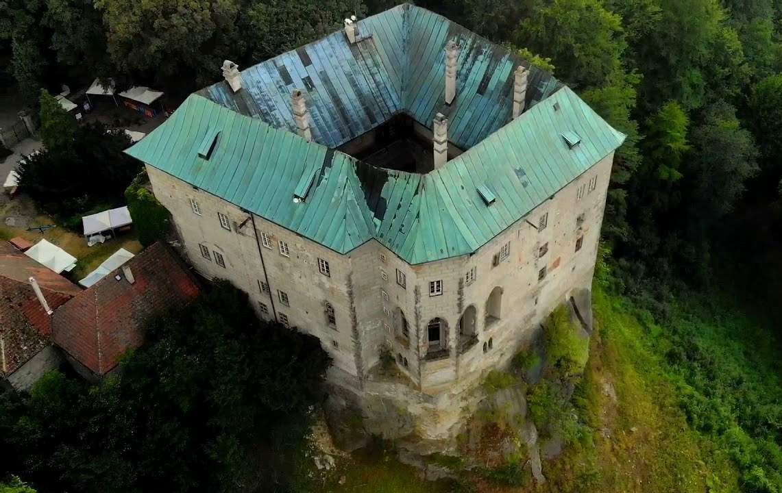 замък на двореца без дъно