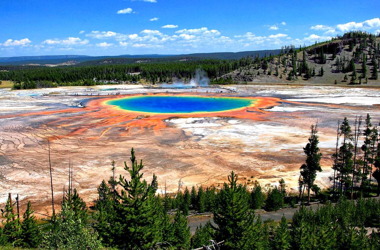 Colin Scott: Mwamuna yemwe adagwera mudziwe lowira, la acidic ku Yellowstone ndikusungunuka! 3