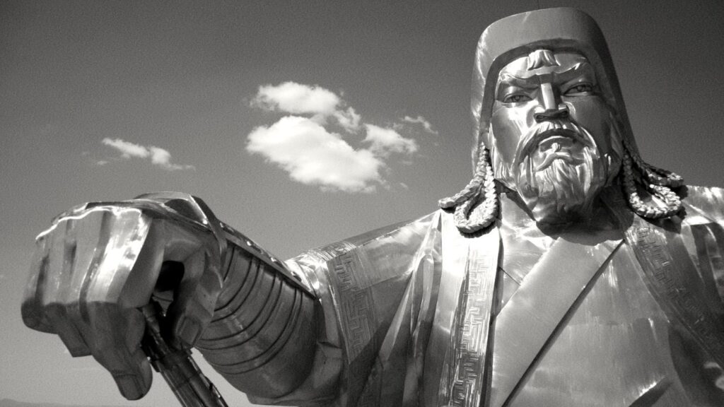 Lintlha tse sa tsejoeng ka ho fetisisa le mantsoe a tummeng a qotsitsoeng ho Emperor Genghis Khan 24