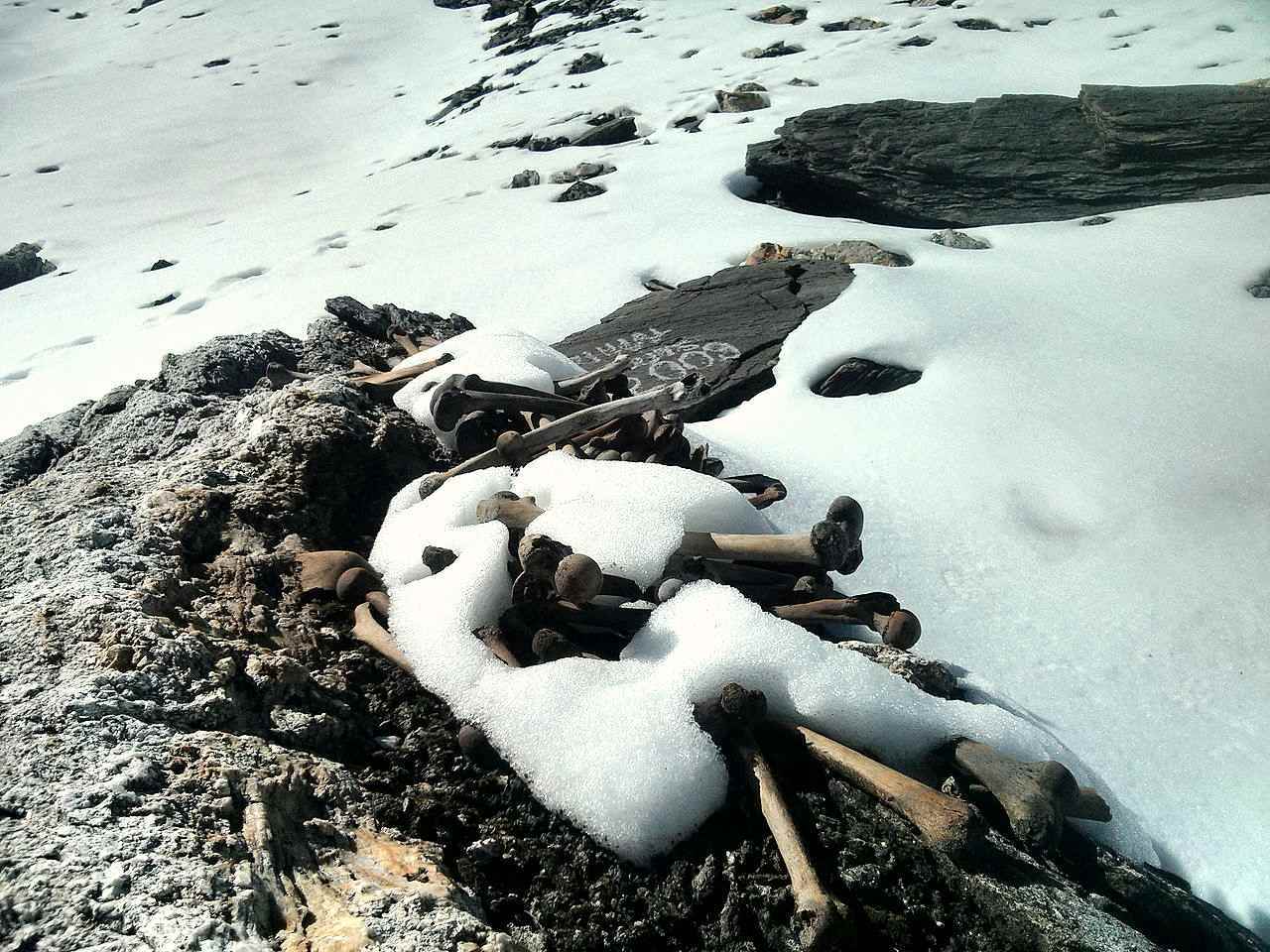 Skeletmeer: ​​oude overblijfselen bevroren in de tijd in de Himalaya 3