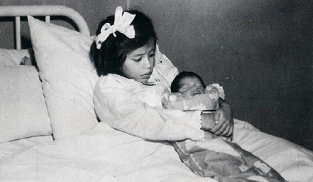 Lina Medina houdt haar kind vast, Lima, Peru. (circa 1933)