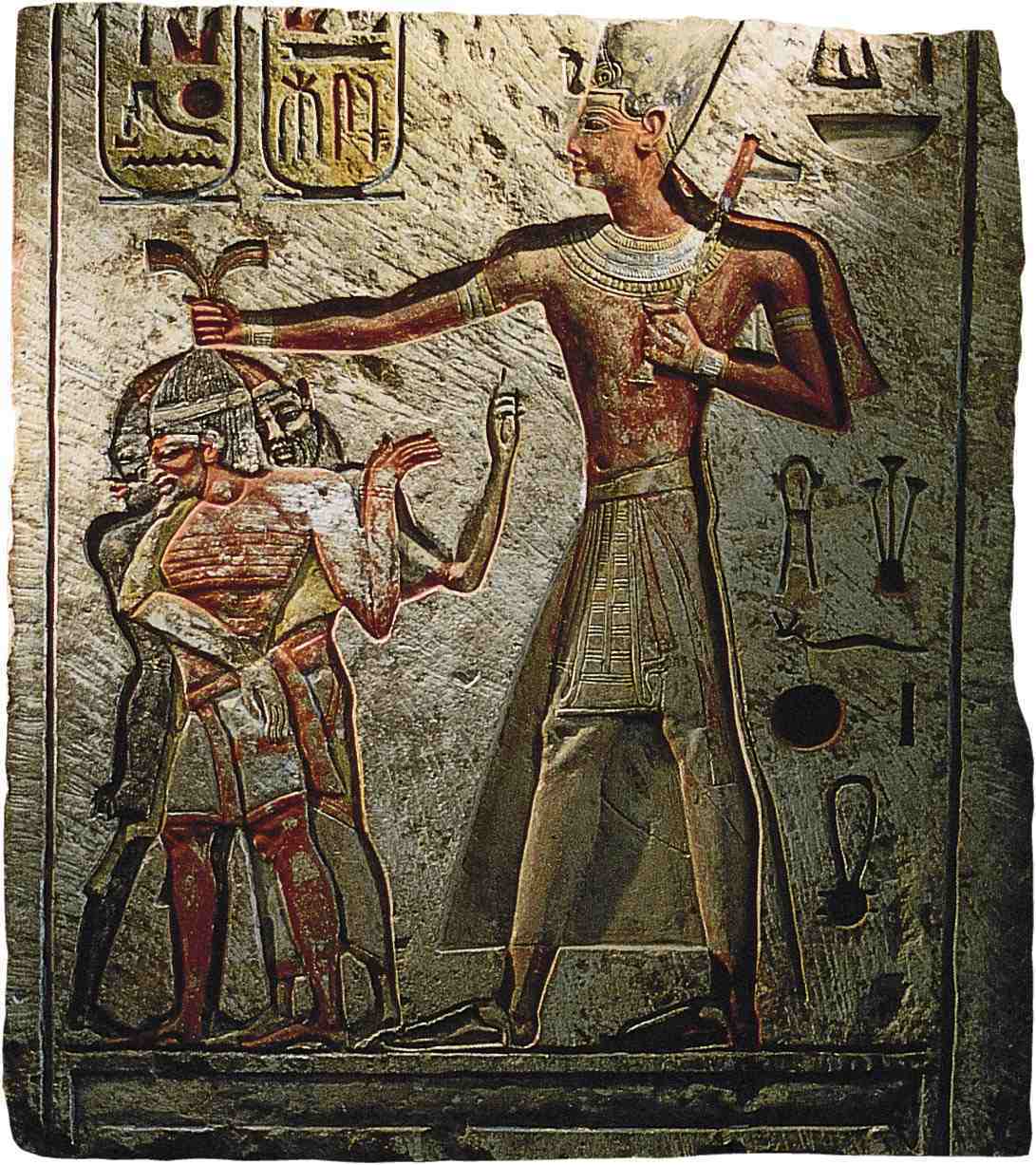 Ένας πιο μεγάλος από τη ζωή ο Ραμσής Β' υψώνεται πάνω από τους κρατούμενους του και τους σφίγγει από τα μαλλιά. Ασβεστολιθικό ανάγλυφο από τη Μέμφις, Αίγυπτος, 1290–24 π.Χ. στο Αιγυπτιακό Μουσείο, Κάιρο © O. Louis Mazzatenta / National Geographic Image Collection