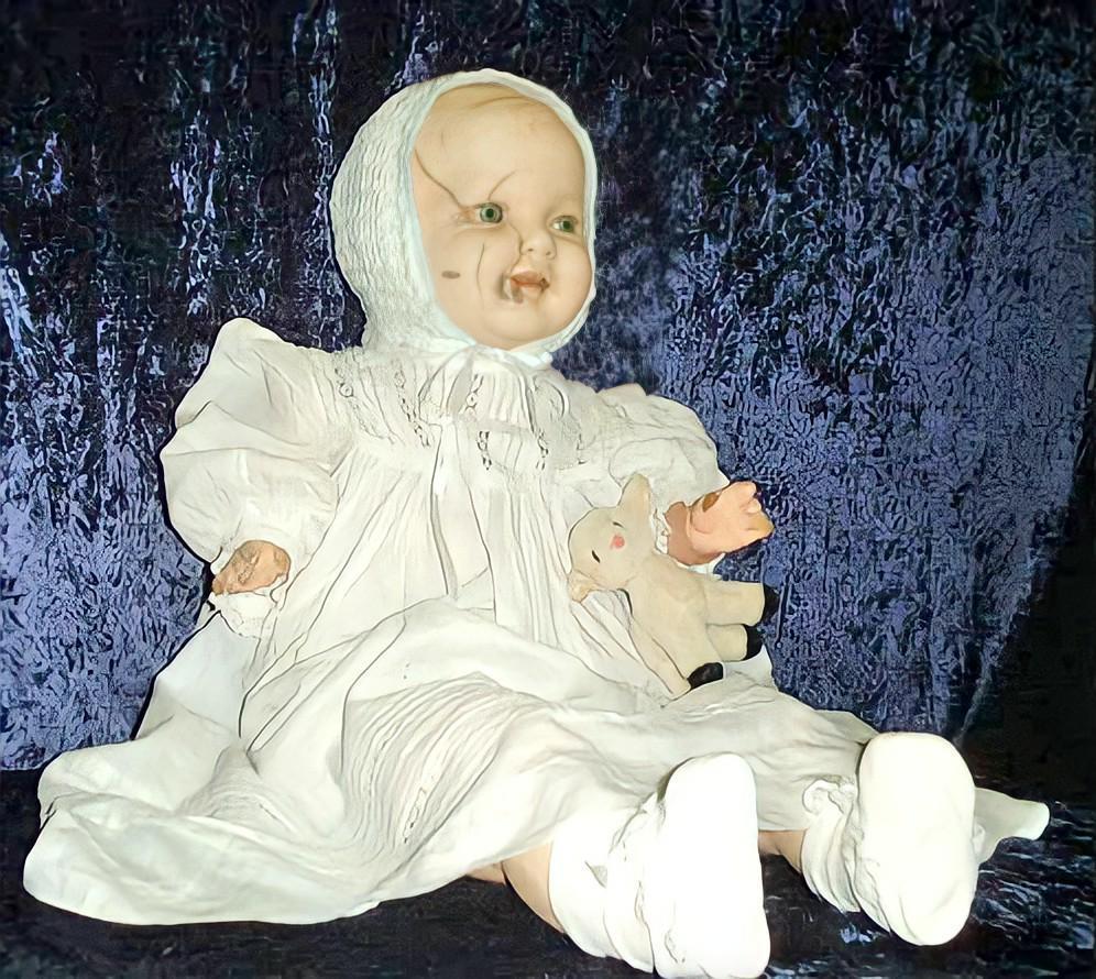 Mandy, a boneca assombrada de cara rachada - a antiguidade mais malvada do Canadá