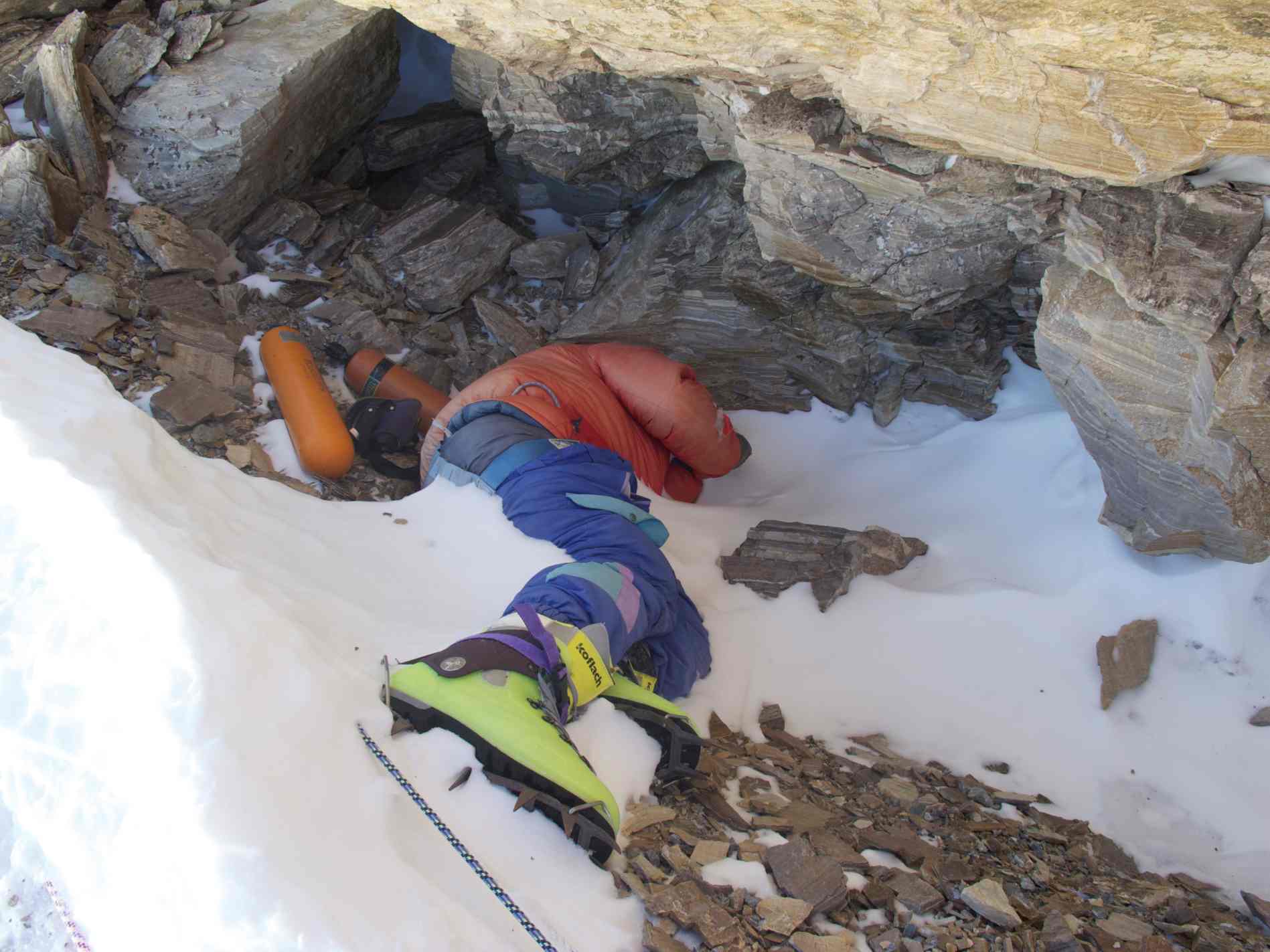 ภาพถ่าย "Green Boots" นักปีนเขาชาวอินเดียที่เสียชีวิตบนสันเขาทางตะวันออกเฉียงเหนือของเทือกเขา Mt. เอเวอเรสต์ในปี ค.ศ. 1996