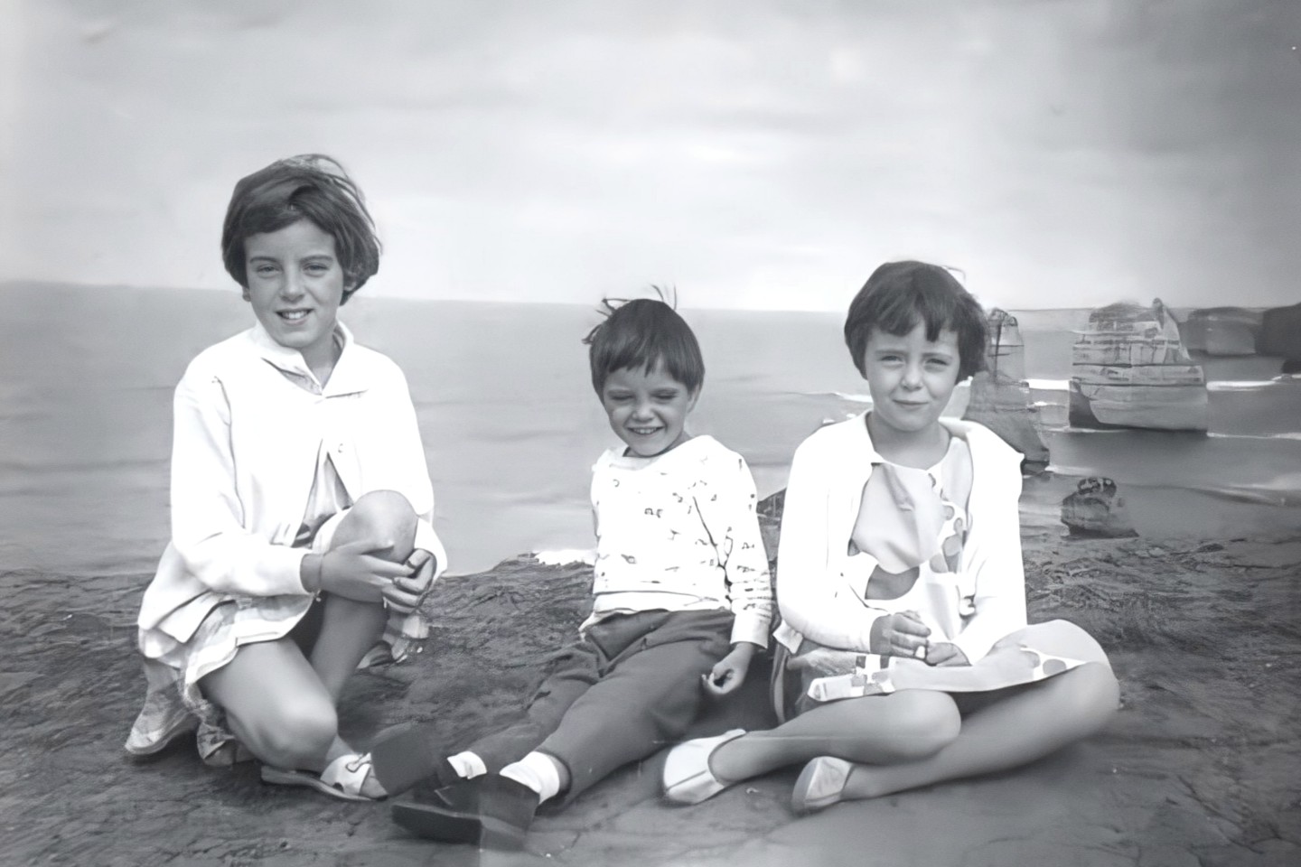 Jane, Grant en Arnna Beaumont, gefotografeerd tijdens een familiereis in 1965 naar de Twelve Apostles nabij Port Campbell, Victoria, Australië.