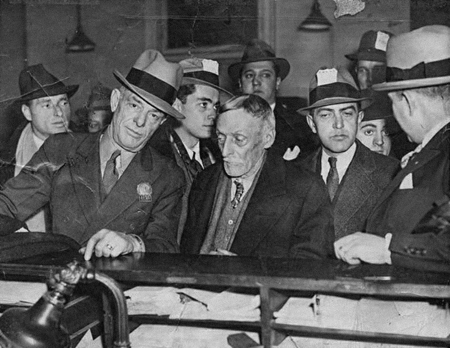 Albert Fish (center) after being arrested by Detective William F. King (left).