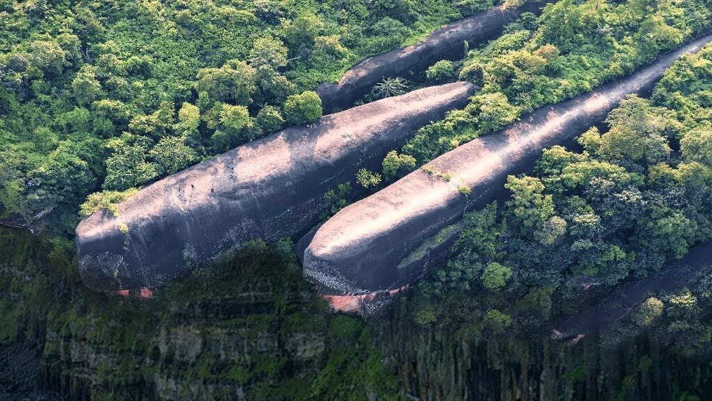 Deze 75 miljoen jaar oude rots in Thailand ziet eruit als een neergestort ruimteschip 1