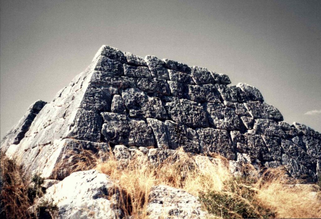 고대 그리스의 피라미드: 신비한 헬리니콘 피라미드는 기자보다 더 오래된 것입니까?