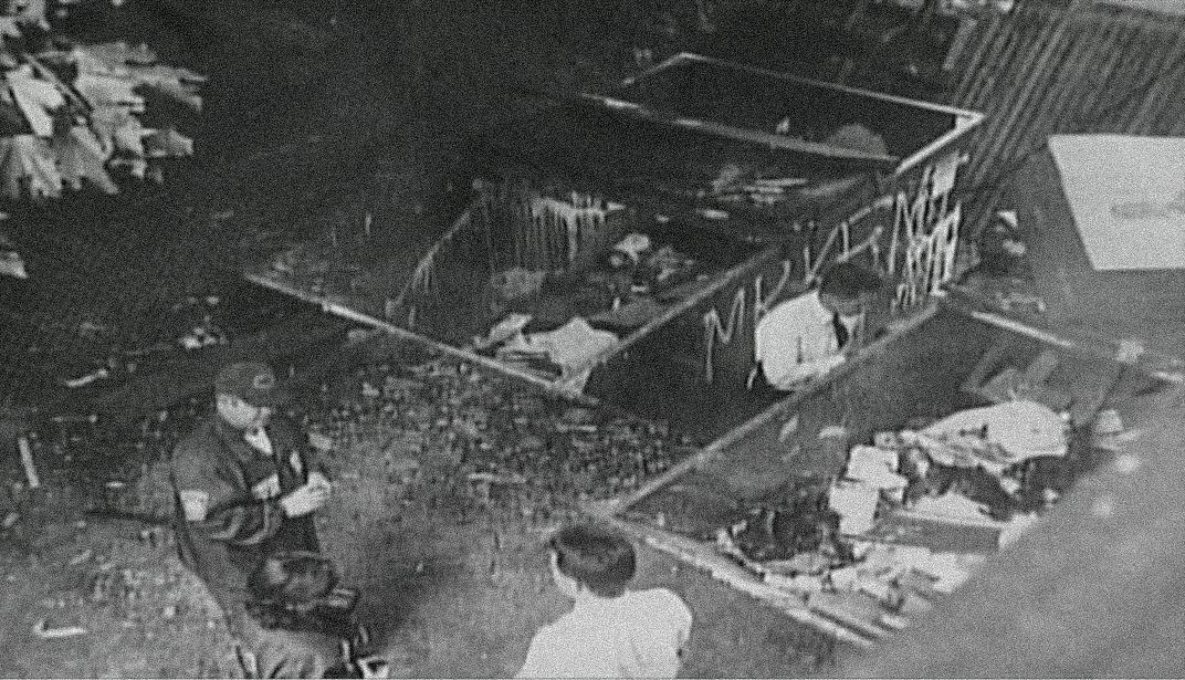 Istražitelji na kontejneru u kojem je pronađena polovica Karinina tijela.