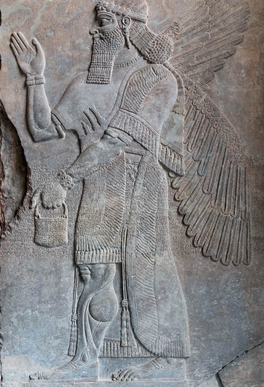 Мистериозни „чанти на боговете“, забелязани в древни скулптури по целия свят: Каква беше целта им? 1