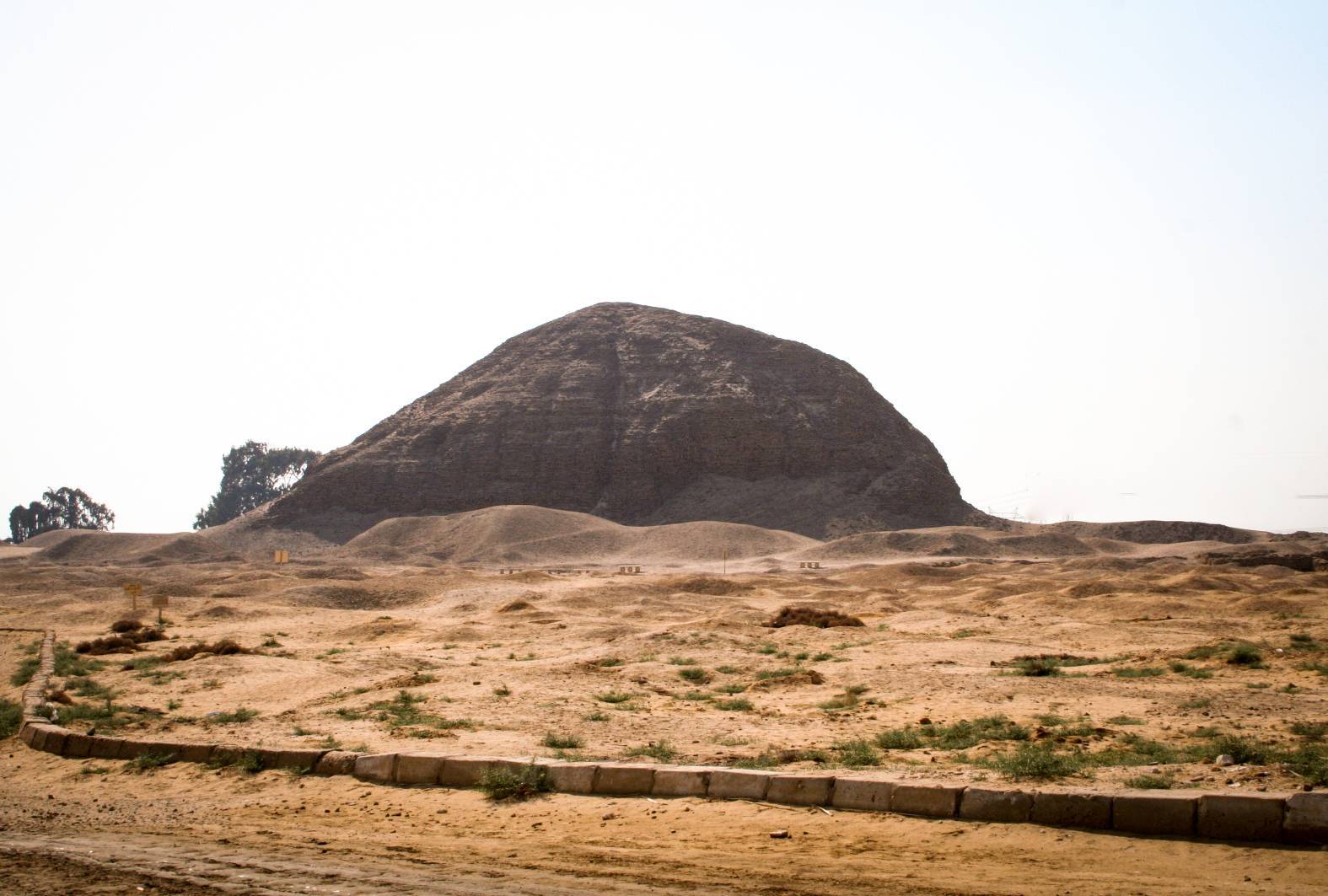 Kim tự tháp của Vương triều thứ 12 Pharaoh Amenemhat III ở Hawara, từ phía đông.