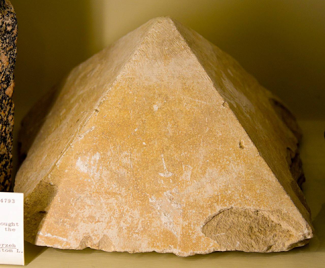 Пирамида од кречњака. Сир Флиндерс Петрие је сматрао да ово представља модел за Хавара пирамиду. Огроман птолемејски програм изградње у Шедиту је предложен као крајња дестинација кречњачких стубова и блокова Средњег краљевства уклоњених из Хаваре, а сада изгубљених.
