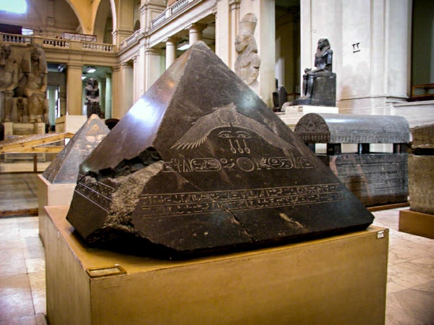 De pyramidion gevonden bij de "Black Pyramid" van Amenemhat III in Dahshur.