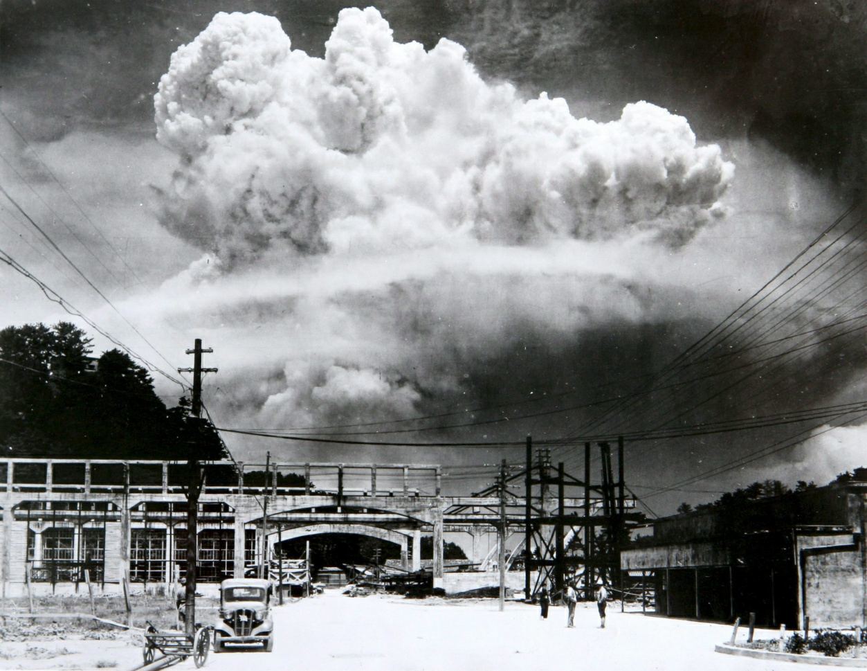 Een atoomwolk doemt op boven Nagasaki