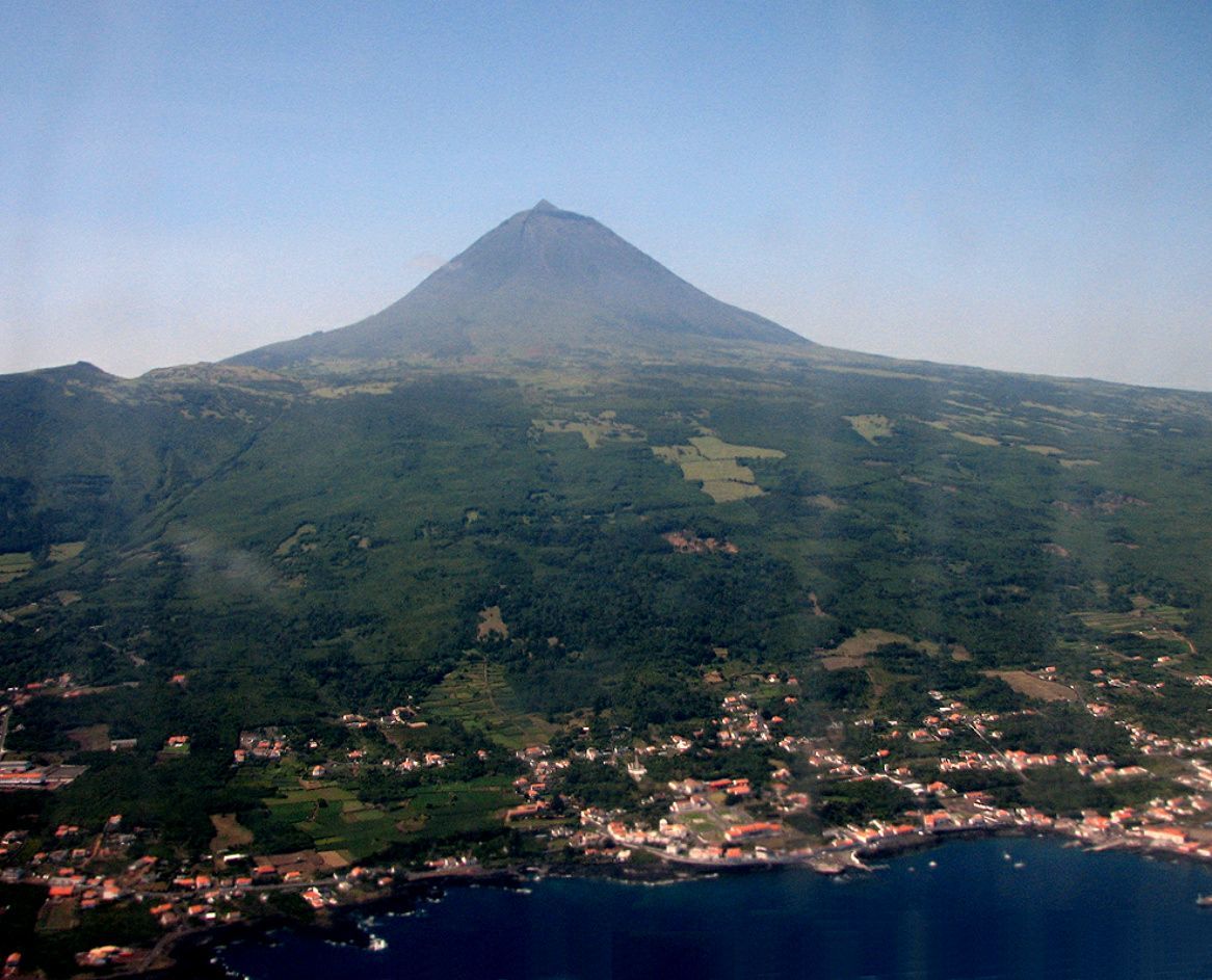 Isla de pico pirámide encontrada cerca de Azores