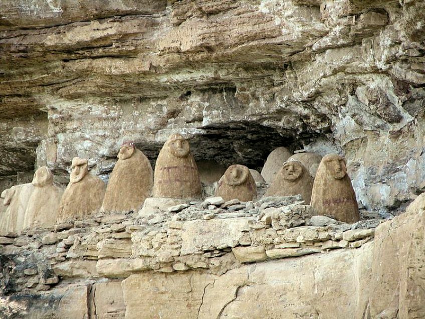 절벽에 있는 석관, Chachapoyas, Amazonas-Peru.
