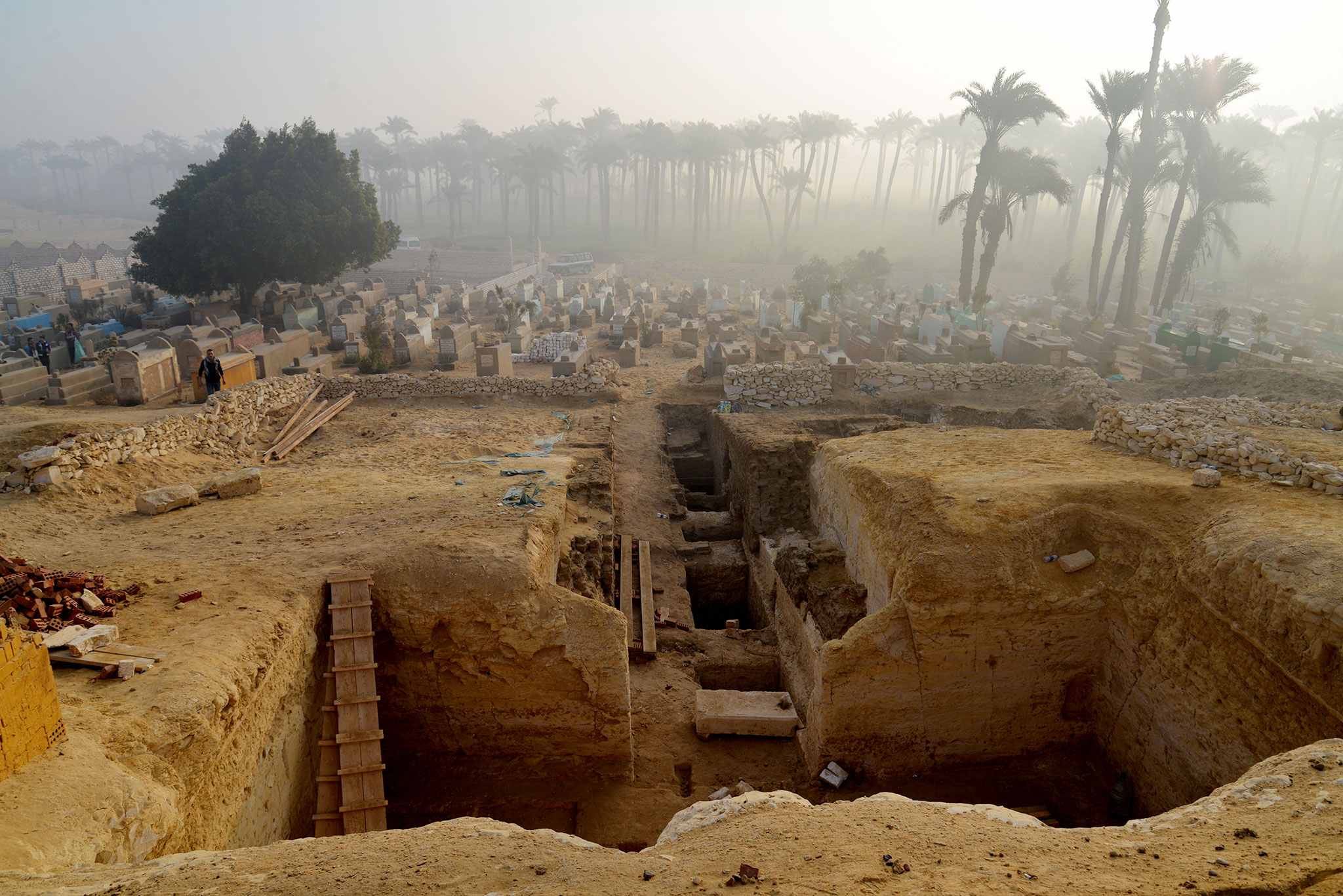 802 tombs and the 'Book of the Dead' were discovered in necropolis of Lisht in Egypt 1