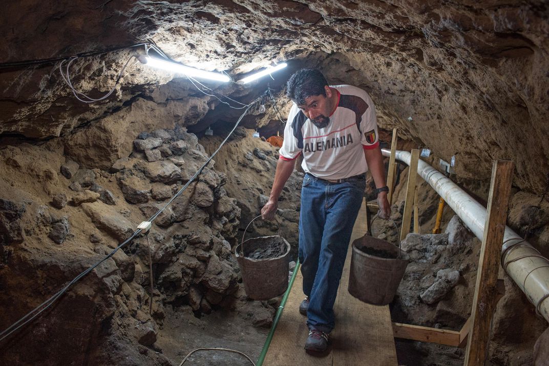 工人在特奥蒂瓦坎的羽毛蛇金字塔下的隧道中清除泥土。 图片来源：珍妮特·贾曼（Janet Jarman）。