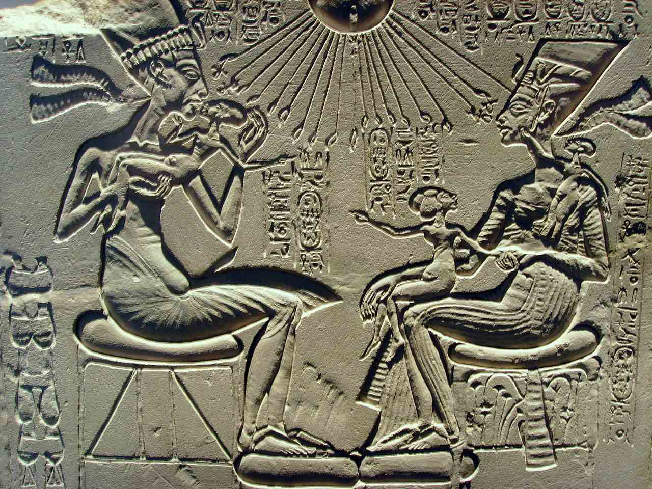 Эхнатон, Нефертити және олардың балалары.