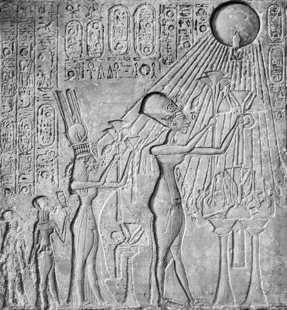 Una estela que representa al faraón egipcio Akhenaton (r. 1353-1336 a. C.) y su familia adorando a Atón o disco solar.