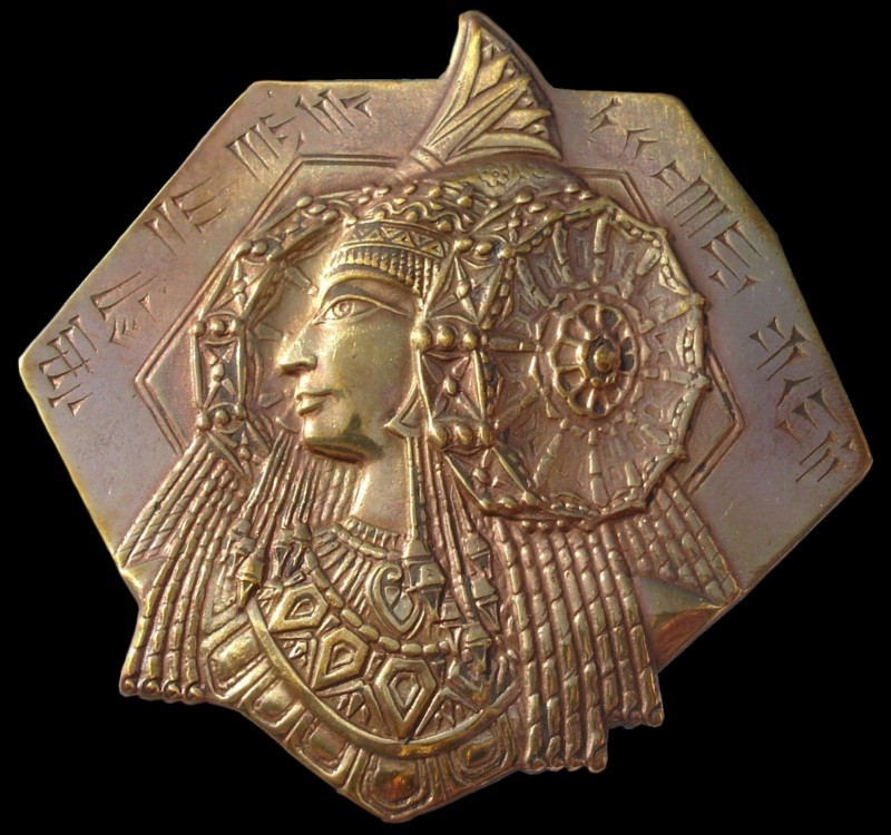Один из 12 медальонов Ричфилда