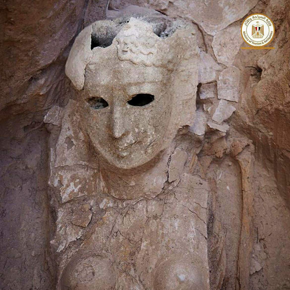 Estes são os restos de uma máscara que continha uma múmia feminina e que foram encontrados nos túmulos.