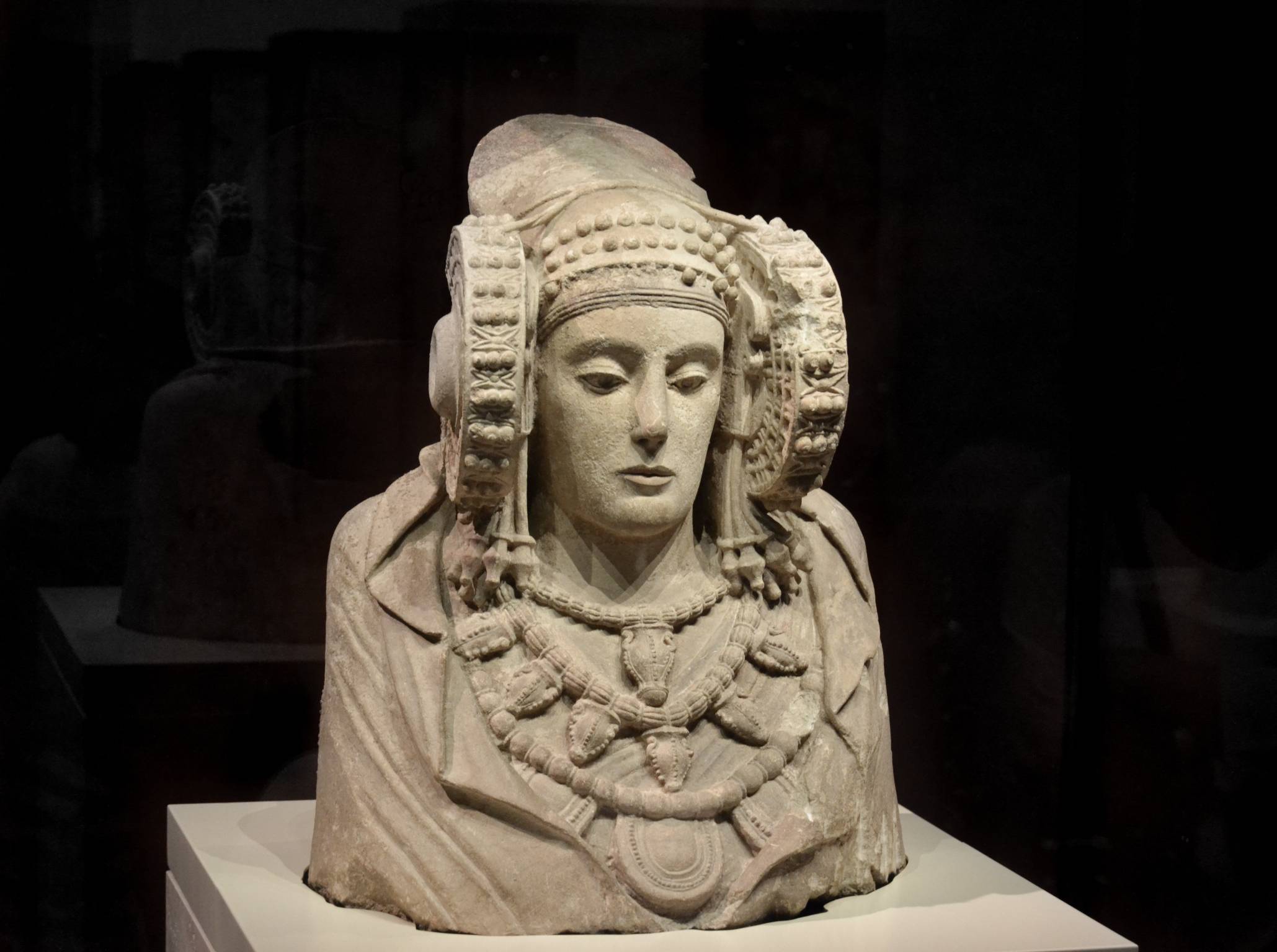 The mysterious 'helmet' of the Lady of Elche 1
