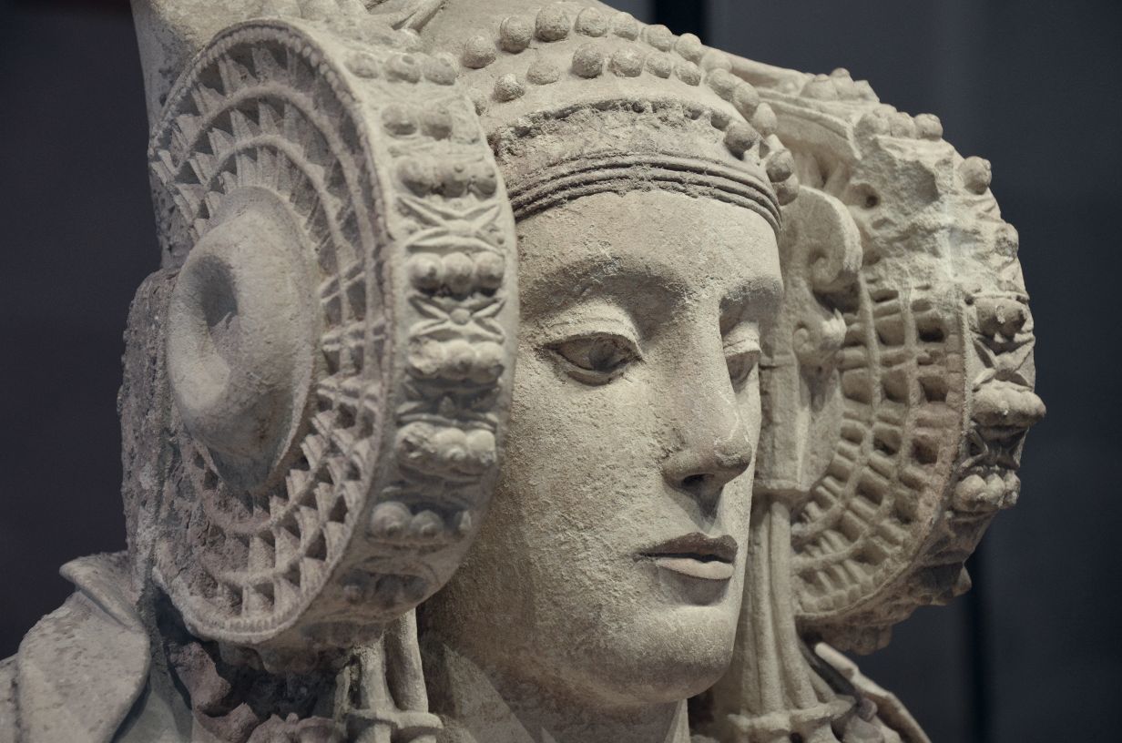 The enigmatic helmet of the Lady of Elche