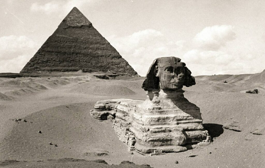 Nla Sphinx ti Giza ṣaaju iṣipopada ti ṣafihan diẹ sii ti ere, ti ya aworan ni ayika 1860. © P. Dittrich / Ile -ikawe Gbogbogbo ti New York