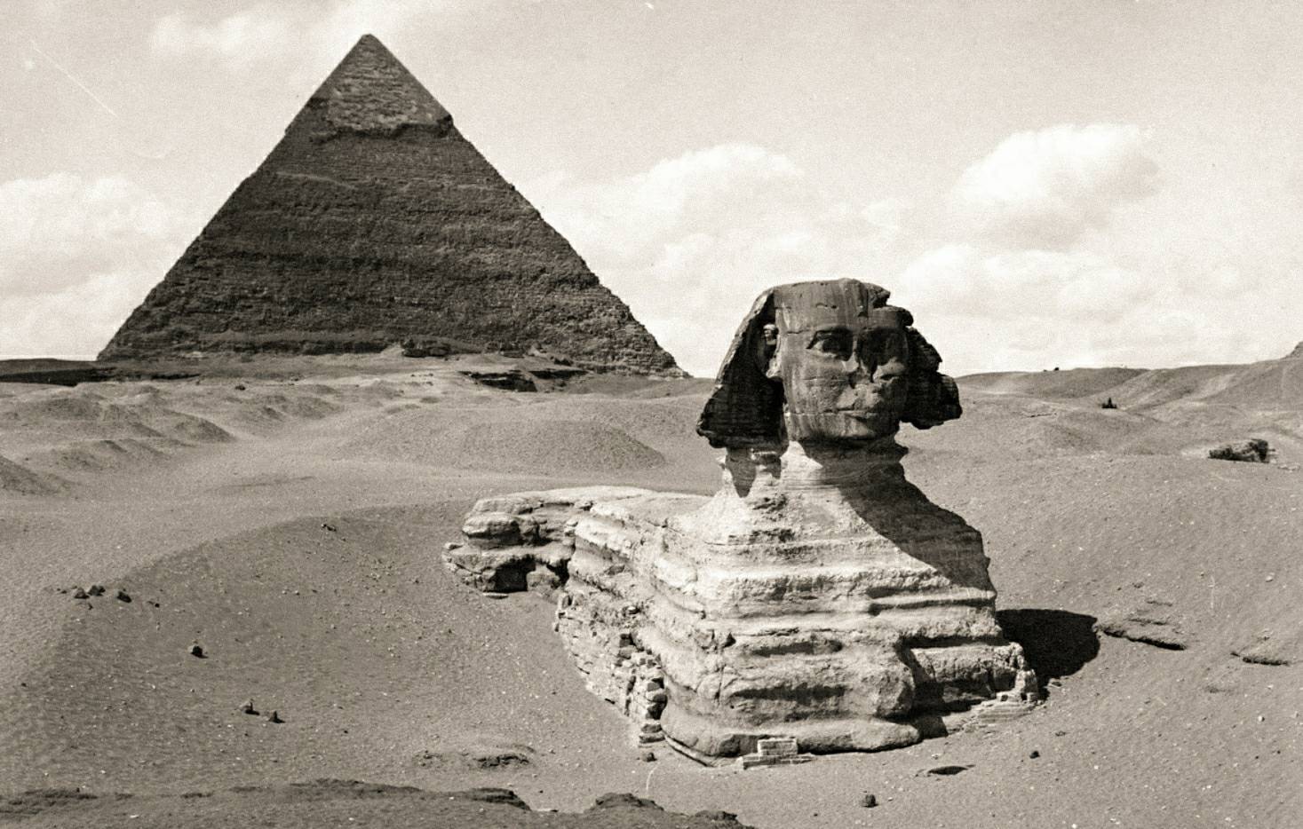 La Gran Esfinge de Giza antes de la excavación había revelado más de la estatua, fotografiada alrededor de 1860. © P. Dittrich / Biblioteca Pública de Nueva York