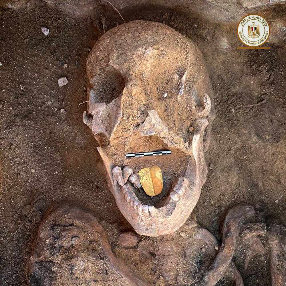 2,000 metų mumija auksiniu liežuviu