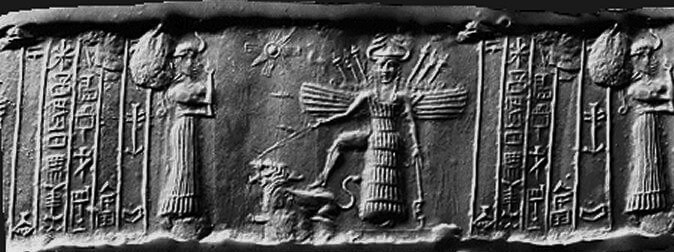 Na tej plošči je videti ona na desni in leva, ki podpirata nahrbtnike, ki visijo na steni. Bili so geodeti, zadolženi za ogled številnih rudnikov zlata v starodavni Afriki.