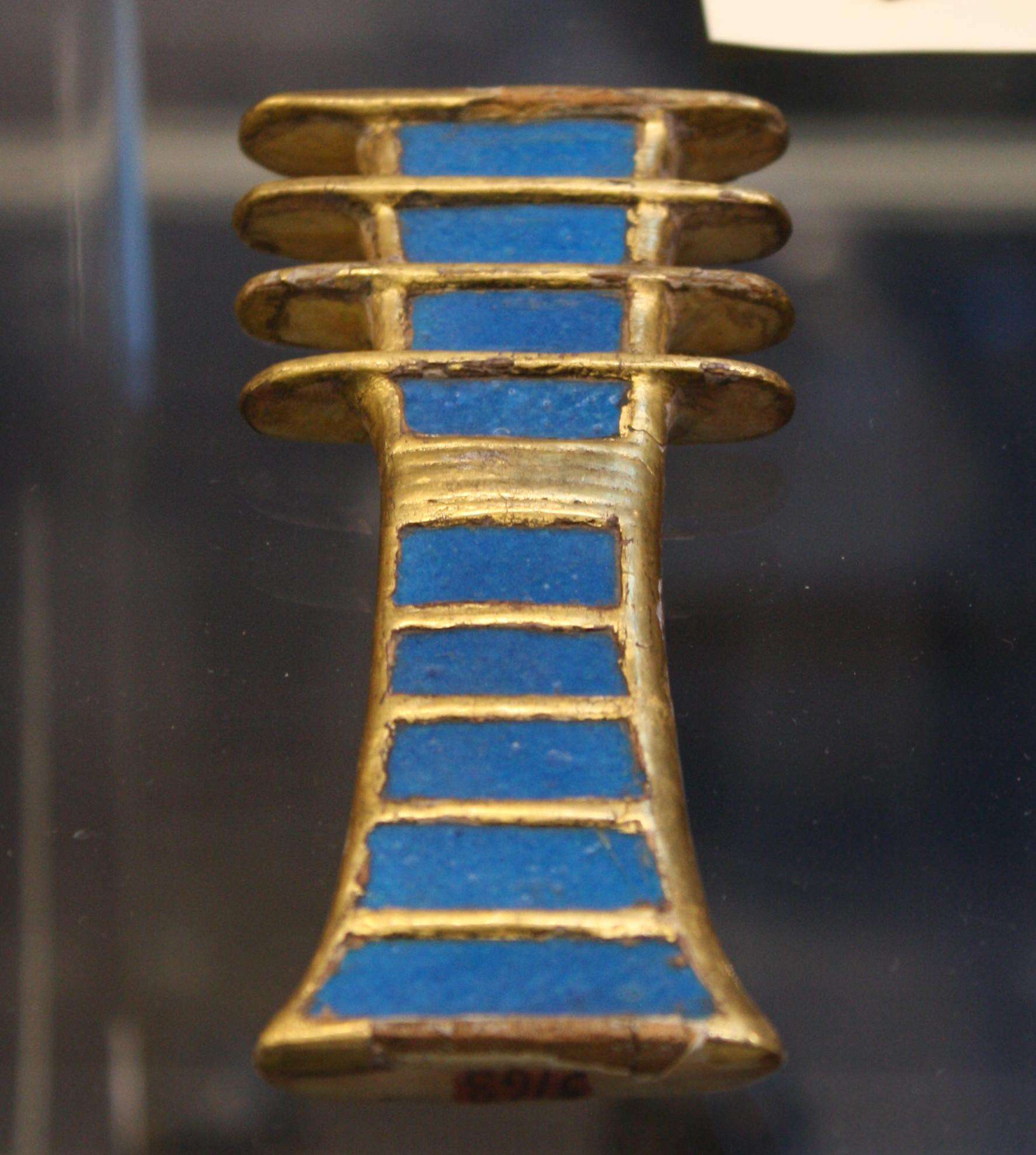 En förgylld amed av trä och fajans djed (symbol för stabilitet) från drottning Nefertaris grav. Dynasti XIX, 1279-1213 f.Kr. (Egyptiska museet, Turin)