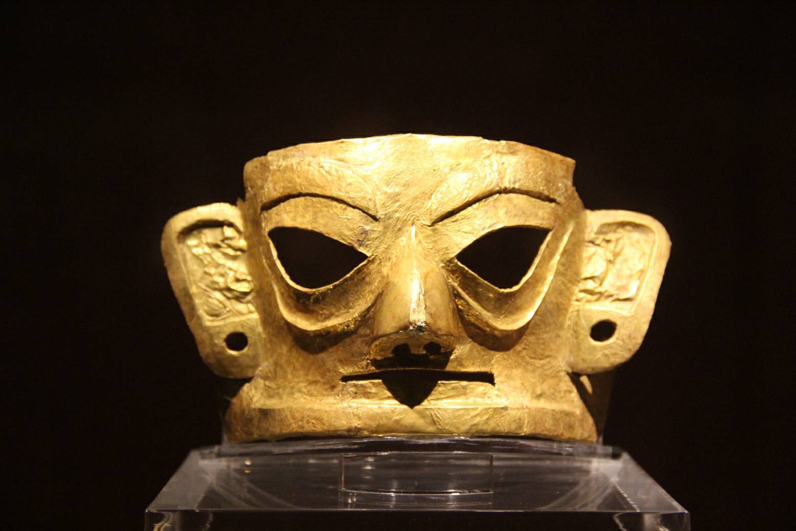 ماسک طلایی در موزه سایت جینشا ، شهر چنگدو ، استان سیچوان