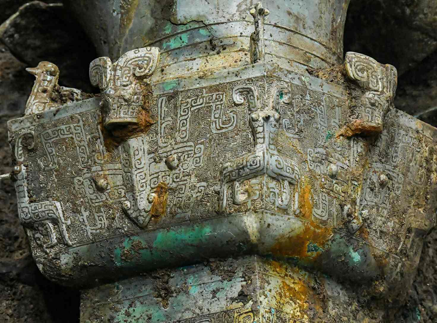 Културни реликвии се откопани во јамата број 3 за жртвени места на локалитетот Урнатините Сансингдуи во Дејанг, провинцијата Сечуан, Кина, 20 март 2021 година.