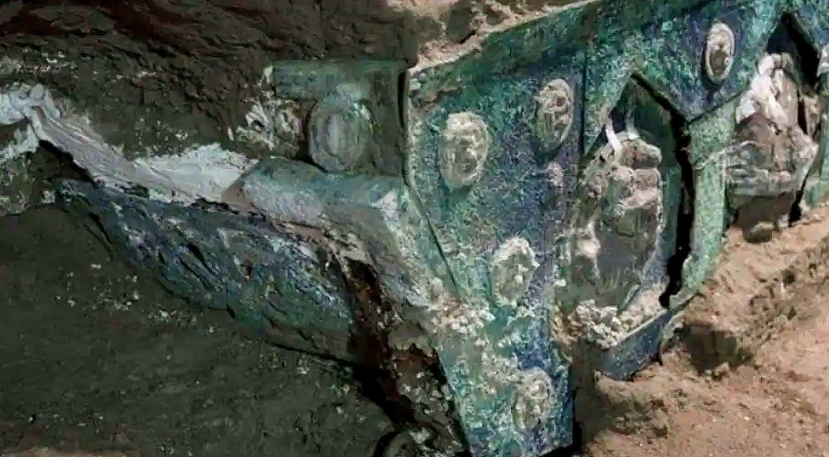 Les médaillons en bronze et étain gravés du char, encore recouverts de matière volcanique Luigi Spina / Parc archéologique de Pompéi
