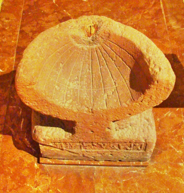 Antigo relógio de sol da Mesopotâmia
