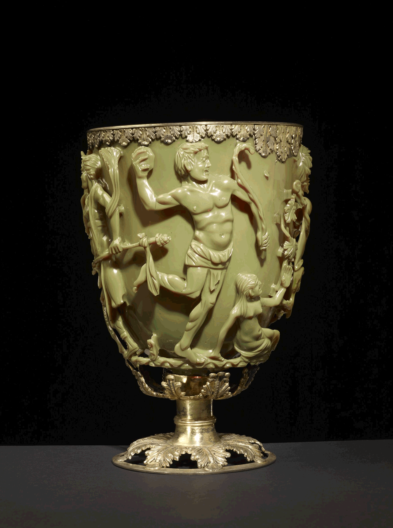 Roman Lycurgus Cup adalah piala Rom berwarna hijau giok berusia 1,600 tahun. Apabila anda meletakkan sumber cahaya di dalamnya, ia akan berubah warna secara ajaib. Ia kelihatan hijau jed ketika menyala dari depan tetapi merah darah ketika menyala dari belakang atau dalam.