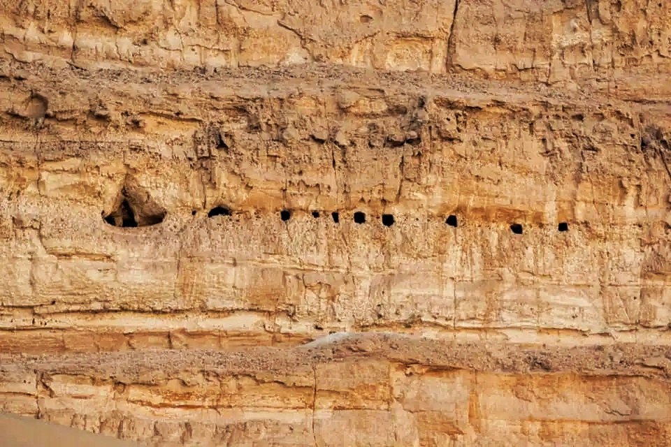 Những căn phòng bí ẩn được tạo ra trong đá được tìm thấy trên một vách đá ở Abydos, Ai Cập 1