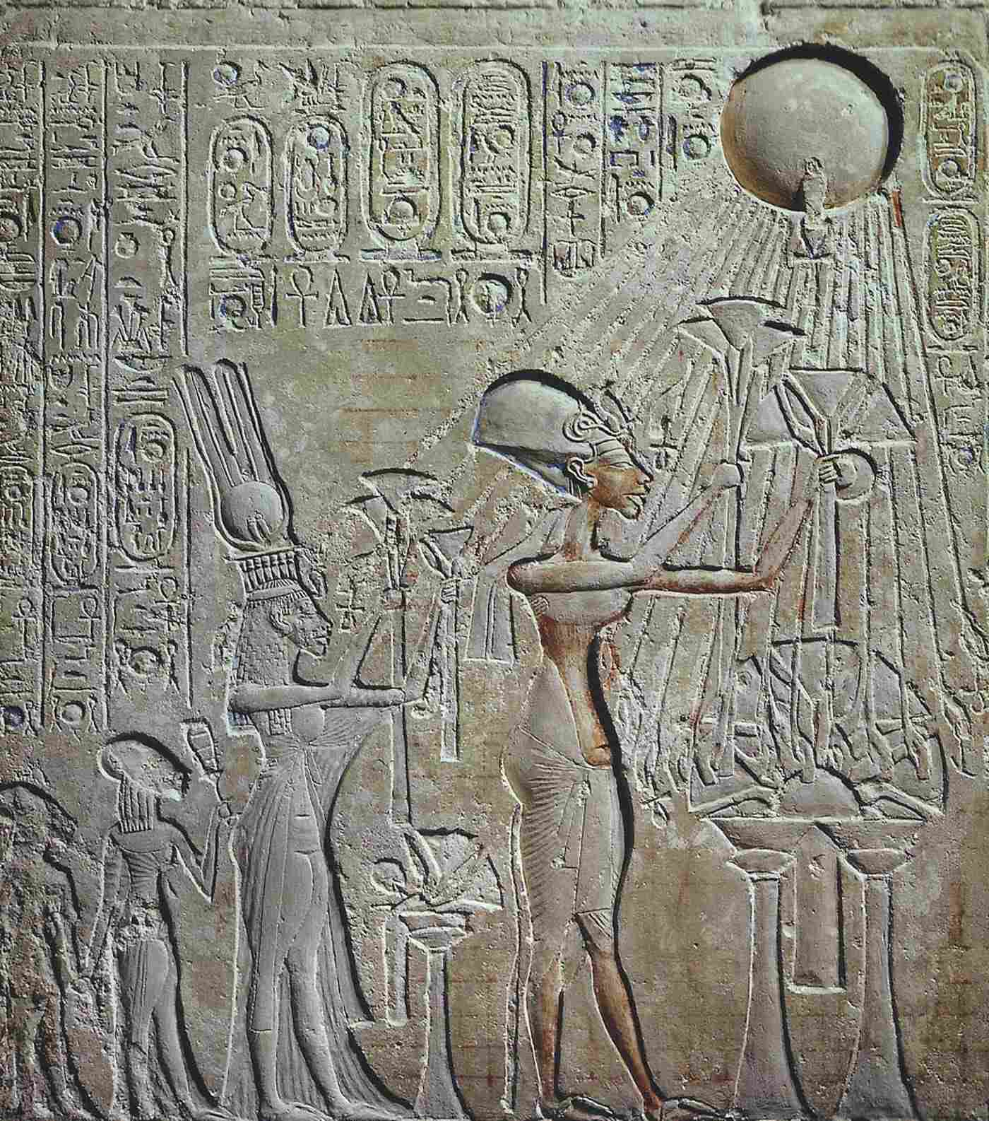 Rilievo di Akhenaton, Nefertiti e due figlie adoranti Aton. XVIII dinastia, regno di Akhenaton.