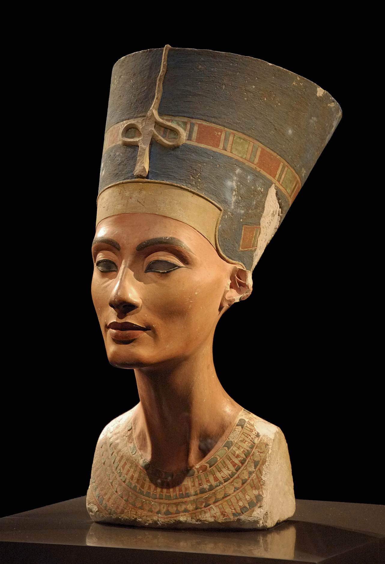 Hình ảnh bức tượng bán thân Nefertiti, được phát hiện tại thủ đô Amarna của Akhenaton vào ngày 6 tháng 1912 năm XNUMX. Bức tượng bán thân ở Bảo tàng Neues, Berlin.