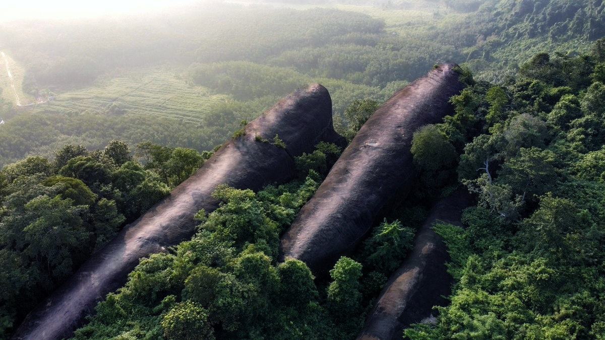 Denna 75 miljoner år gamla sten i Thailand ser ut som ett kraschat rymdskepp 3